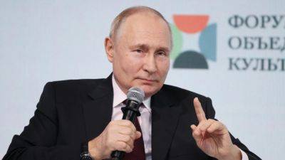 Путин подписал закон об остановке индексации зарплат чиновникам
