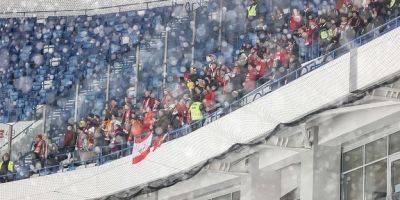 Полиция не спешила. Пьяные российские фанаты подрались между собой во время футбольного матча — видео