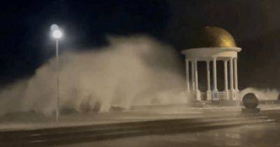 Шторм в Бердянске: начались проблемы с энергоснабжением, а море затапливает улицы (видео)