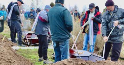 Не выдержала скорби: на Кировоградщине одновременно похоронили военного и его мать (фото)