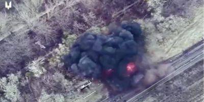 Украинские военные точным выстрелом уничтожили российскую САУ 2С3 Акация дотла — видео
