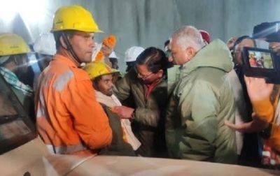 В Индии спасли рабочих, заблокированных более двух недель в тоннеле