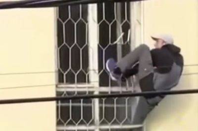 Эпичный побег из ТЦК: мужчина сиганул из окна второго этажа. Видео