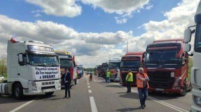 Блокада границы: украинские водители перекрыли дороги в знак протеста в польских городах