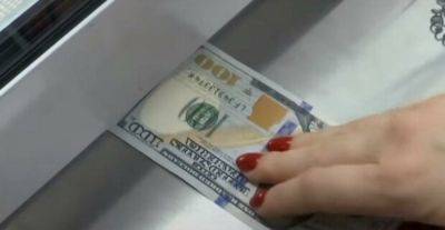 Украину наводнили фальшивые доллары, их сдают даже в банки: какие купюры самые опасные
