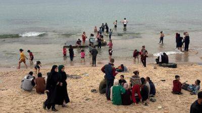 Жители Газы проводят время на пляже. О ХАМАСе - ни слова - vesty.co.il - Израиль - Reuters - Газ