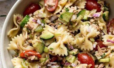 И добавьте баночку тунца: рецепт сытного салата из макарон и овощей, в который вы влюбитесь с первой порции