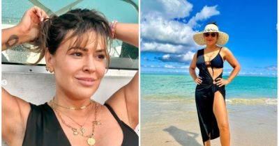 50-летняя Алисса Милано без грамма косметики попозировала на пляже в черном купальнике