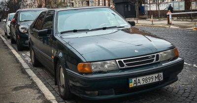 Раритет из 90-х: в Киеве заметили спортивное авто исчезнувшей шведской марки (фото)