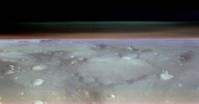 Такого не делал ни один аппарат: NASA показало уникальный снимок Марса и его спутника (фото)