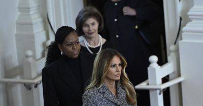 Меланию Трамп раскритиковали за нарушение траурного дресс-кода на похоронах Розалин Картер