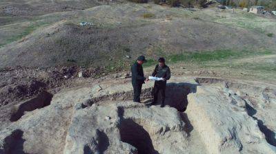 На территории археологических объектов в Сурхандарье неизвестные построили туалет, хлев и проложили автодорогу