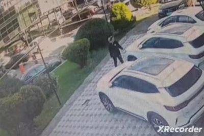 В Ташкенте неизвестная женщина портит автомобили, припаркованные на тротуаре, царапая на них матерные слова