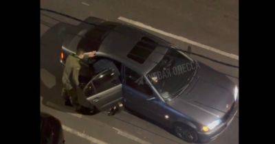 "Я тебя уничтожу": в центре Одессы мужчины в военной форме затащили человека в авто, — соцсети (видео)