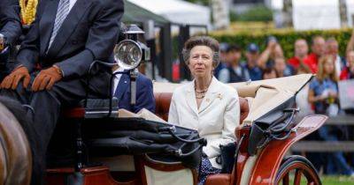 Елизавета II - принцесса Анна - король Чарльз III (Iii) - Принцесса Анна надела пальто королевы Елизаветы II (фото) - focus.ua - Украина - Англия - Лондон
