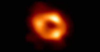 Астрономы впервые определили точную массу черной дыры в центре Млечного Пути (фото)