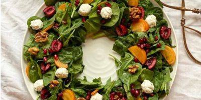 Рождественский венок на стол. Оригинальный рецепт салата с праздничной подачей: с сыром, глазированными орехами и хурмой