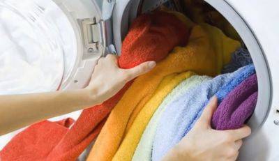 Большая ошибка: в чем опасность хранения грязной одежды в стиральной машинке