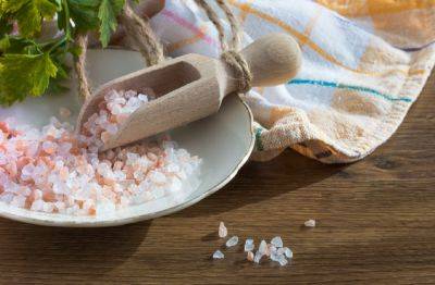Как правильно хранить кухонную соль, чтобы она не отсырела: давно забытые лайфхаки