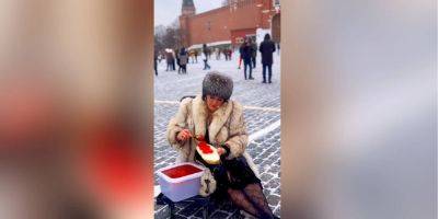 Москвичку задержали за слишком большой бутерброд с икрой на Красной площади — видео