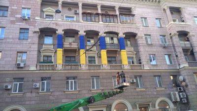 Советскую символику на доме в центре Харькова спрятали за сине-желтой тканью