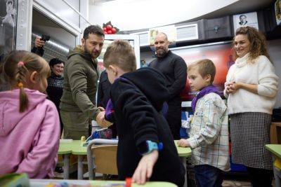 Зеленский побывал в метро Харькова: смотрел, как учатся дети (фото)