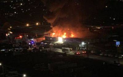 Соцсети: В Ростове после взрывов загорелся рынок