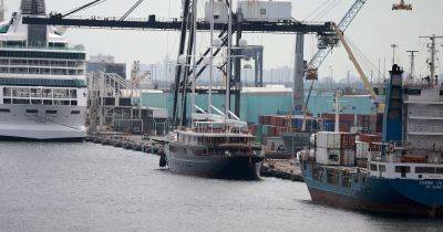 Суперяхта Джеффа Безоса с трудом поместилась в порту рядом с круизными лайнерами (фото)