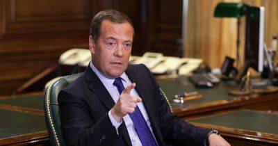 "Маски окончательно сброшены": Медведев высказался об отсрочке выборов в Украине