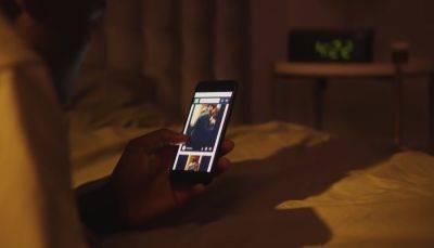 Спите лучше со своим супругом: почему опасно спать в обнимку со смартфоном
