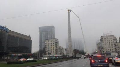 В Киеве на площади Победы демонтируют звезду - фото и видео