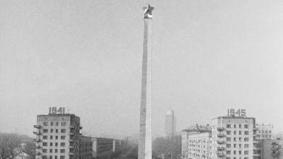 В Киеве демонтируют звезду со стелы на бывшей площади Победы