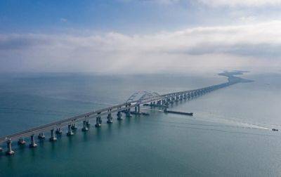Крымский мост перекрыт, в Керчи раздаются взрывы: в сети публикую фото и видео