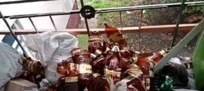 Дверь взломана, а на балконе куча бутылок из-под алкоголя: житель Северодонецка показал свою квартиру - видео