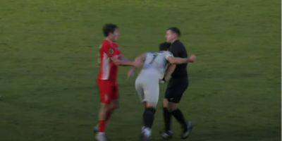 В стиле Зидана. Футболист украинского клуба во время матча головой ударил арбитра — видео