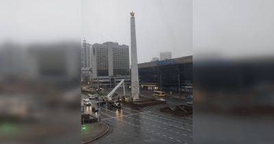"Начали демонтаж": обелиск в центре Киева "лишают" советской звезды (фото)