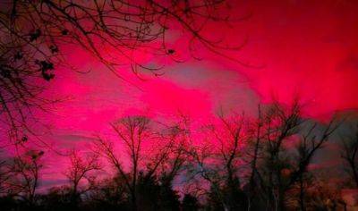 Это знамение! Над Днепром небо окрасилось в цвет "крови ангелов"! Первые фото