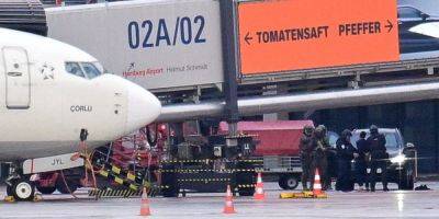Драма в аэропорту Гамбурга. Вооруженный мужчина сдался полиции, 4-летняя заложница не пострадала — фото