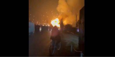 «До утра будет детонировать». В районе Новоазовска пожар и взрывы на складе боеприпасов оккупантов — видео