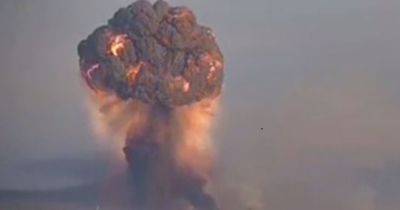 Все подумали, что это "ядерный гриб": видео мощного удара по российской базе и военным вертолетам