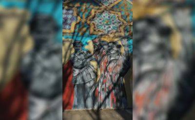 Новая жизнь фасада: ташкентский декоратор Надя Рихсиева нарисовала на стене с мозаикой фото Макса Пенсона. Видео