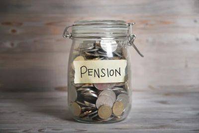 Экс-чиновникам в 2024 году снизят «астрономические» пенсии