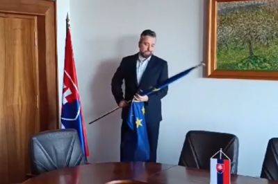 Роберт Фицо - Вице-спикер парламента Словакии убрал из кабинета флаг Евросоюза - obzor.lt - Украина - Словакия