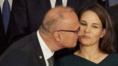 Bild: глава МИД Хорватии извинился перед главой МИД Германии за поцелуй