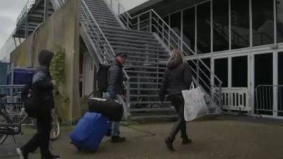 Среди украинских беженцев в Нидерландах все больше мужчин