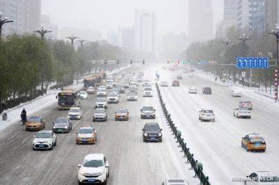 В Китае "оранжевое" предупреждение из-за метелей: на северо-восток обрушился снегопад