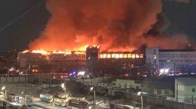 В Бурятии масштабный пожар в торговом центре