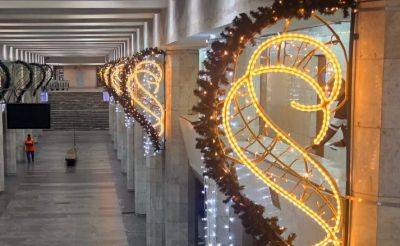 В Харькове готовятся к Новому году: начали украшать станции метро (фото)