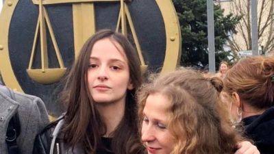 Суд в Москве заочно арестовал участницу Pussy Riot Люсю Штейн