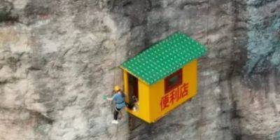 «Самый неудобный». В Китае на скале работает магазин для альпинистов — фото
